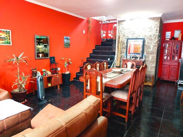 Iriondo 3800, Casa inmensa de 2 dormitorios + departamento 2 dormitorios.