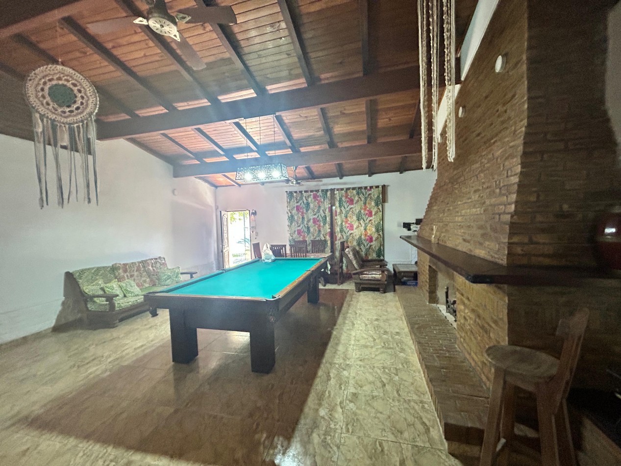Pueblo Esther. Casa ubicada sobre 2 lotes, 2 dormitorios grandes y Pileta