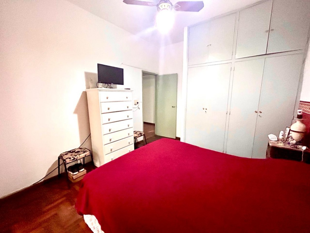 España 1700 planta alta, 3 dormitorios, living, cocina comedor, patio, a mts Pellegrini.