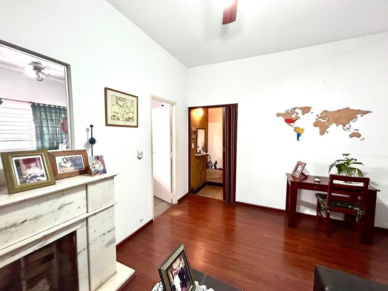 España 1700 planta alta, 3 dormitorios, living, cocina comedor, patio, a mts Pellegrini.