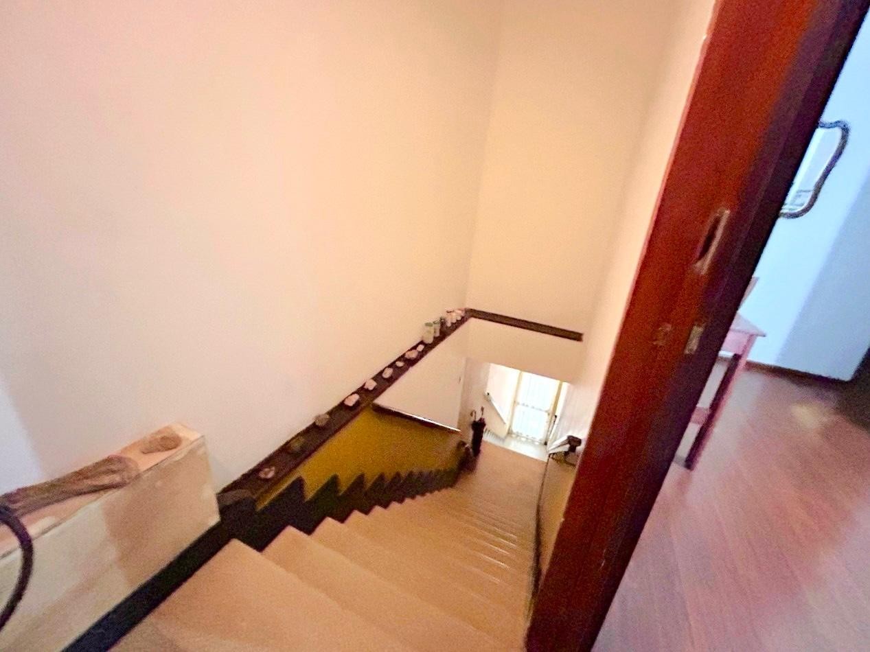 España 1700 planta alta, 3 dormitorios, living, cocina comedor, patio, a mts Pellegrini.