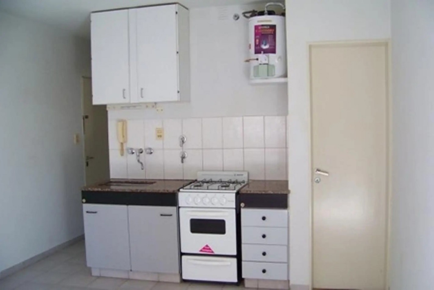 Chacabuco al 1900, departamento monoambiente, 2do piso.