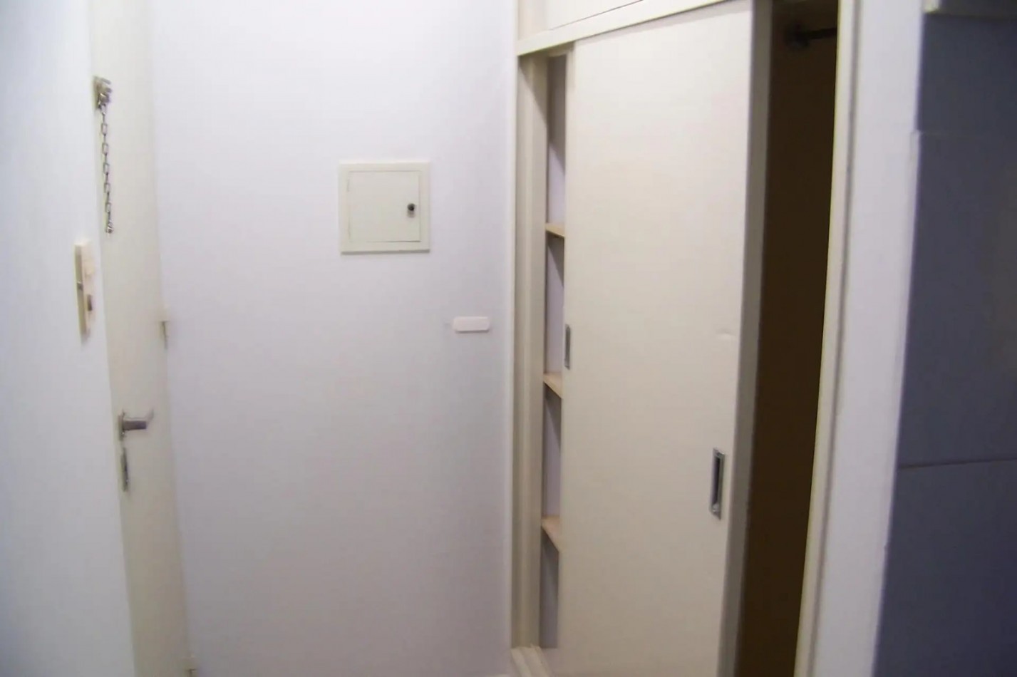 Chacabuco al 1900, departamento monoambiente, 2do piso.