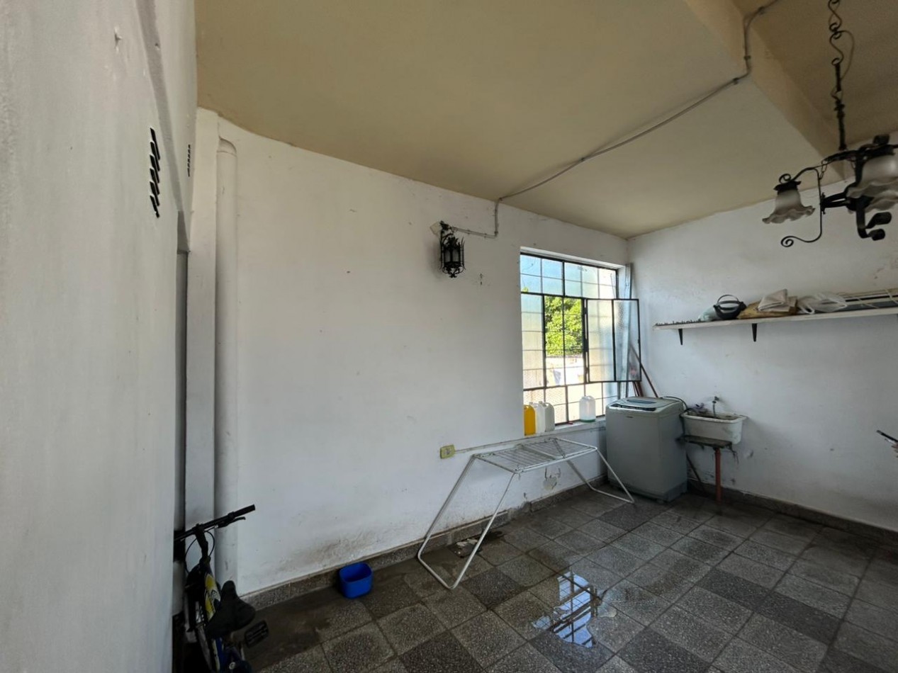 Amplia propiedad, 24 de septiembre 1200, planta alta y baja con acceso independientes! local comercial.