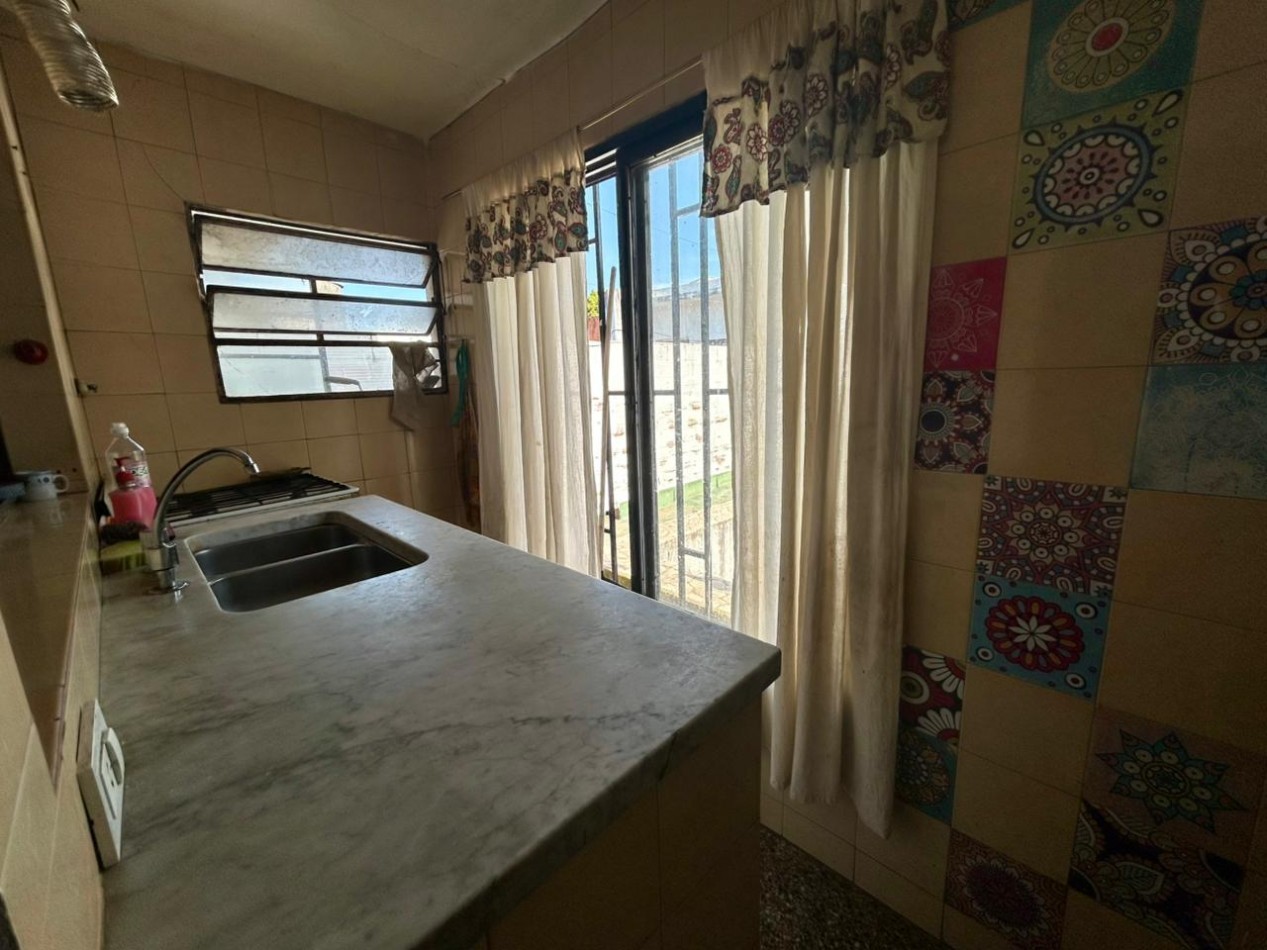 Amplia propiedad, 24 de septiembre 1200, planta alta y baja con acceso independientes! local comercial.