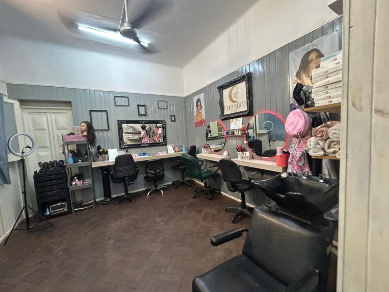 Amplia propiedad, 24 de septiembre 1200, planta alta y baja con acceso independientes! local comercial.