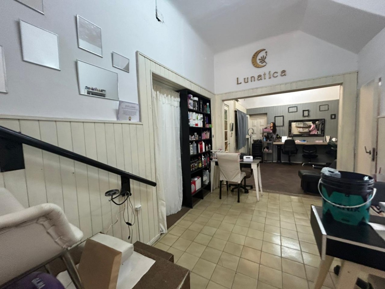 Amplia propiedad, 24 de septiembre 1200, planta alta y baja con acceso independientes! local comercial.