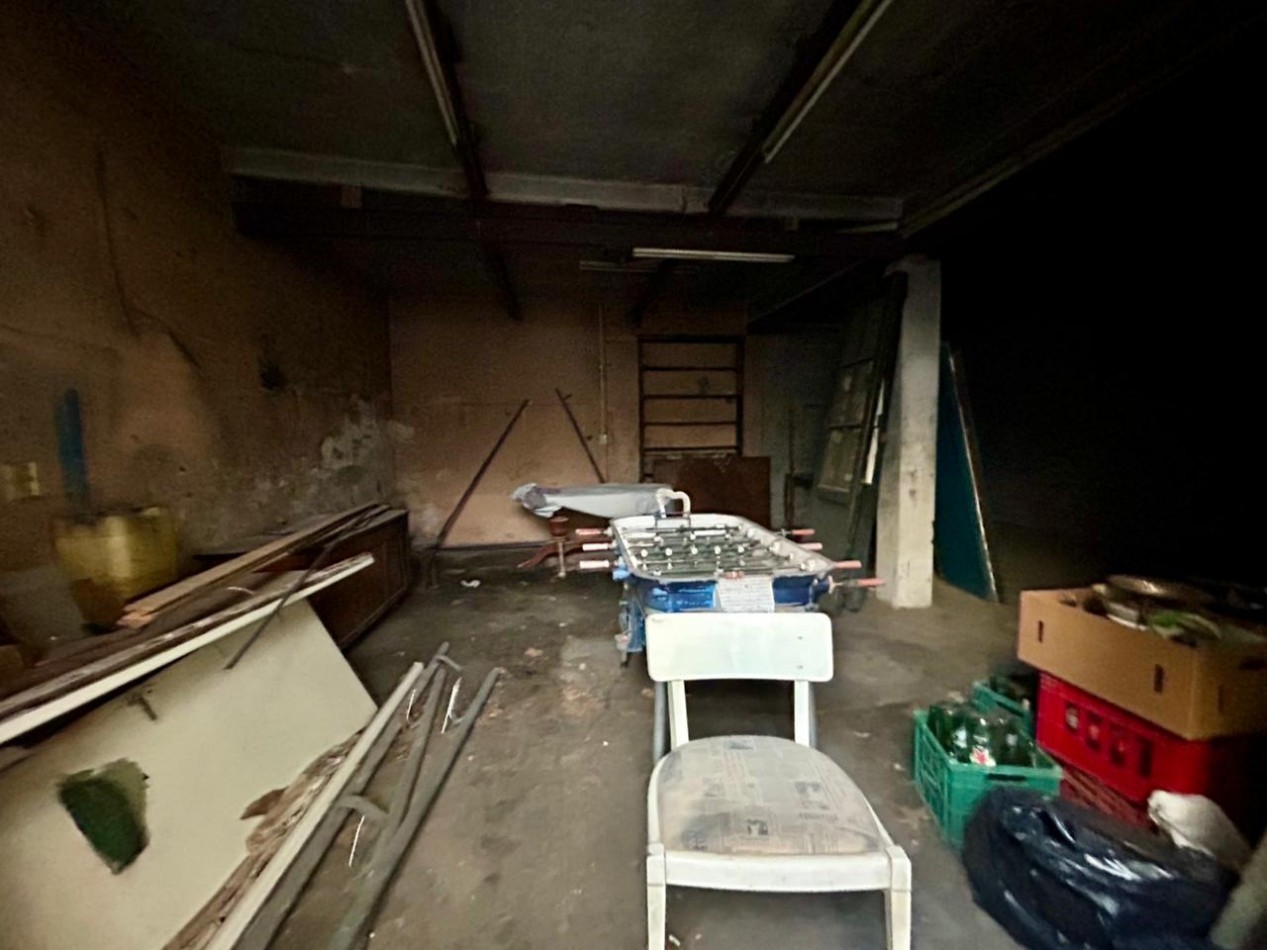 Amplia propiedad, 24 de septiembre 1200, planta alta y baja con acceso independientes! local comercial.