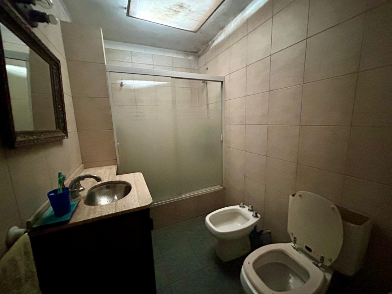 Amplia propiedad, 24 de septiembre 1200, planta alta y baja con acceso independientes! local comercial.