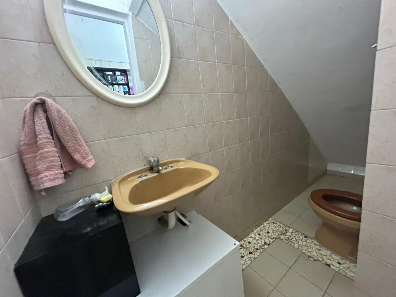 Amplia propiedad, 24 de septiembre 1200, planta alta y baja con acceso independientes! local comercial.