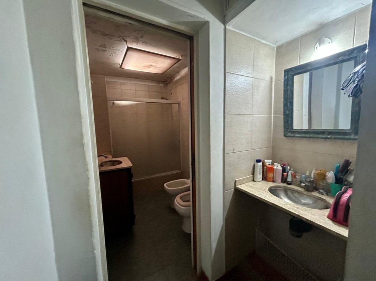 Amplia propiedad, 24 de septiembre 1200, planta alta y baja con acceso independientes! local comercial.