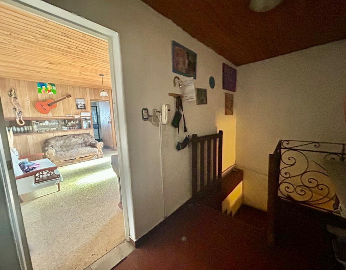 Amplia propiedad, 24 de septiembre 1200, planta alta y baja con acceso independientes! local comercial.