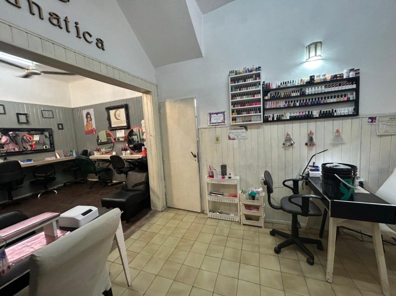 Amplia propiedad, 24 de septiembre 1200, planta alta y baja con acceso independientes! local comercial.