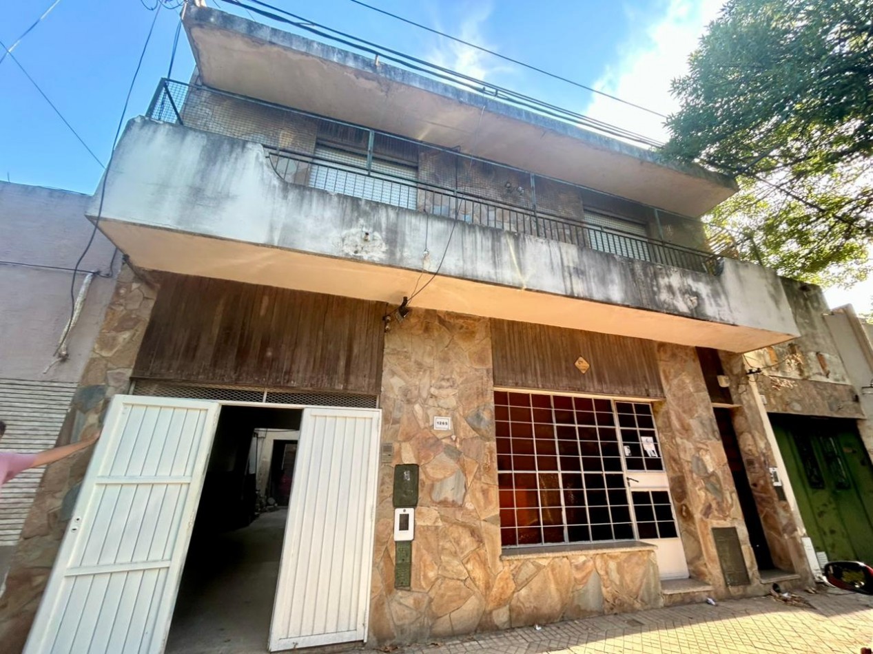 Amplia propiedad, 24 de septiembre 1200, planta alta y baja con acceso independientes! local comercial.