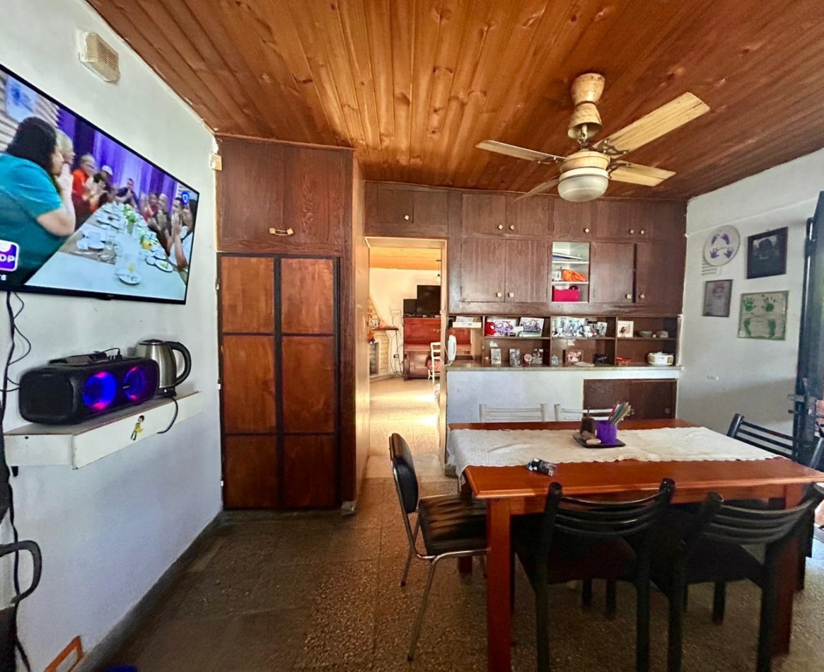 Amplia propiedad, 24 de septiembre 1200, planta alta y baja con acceso independientes! local comercial.