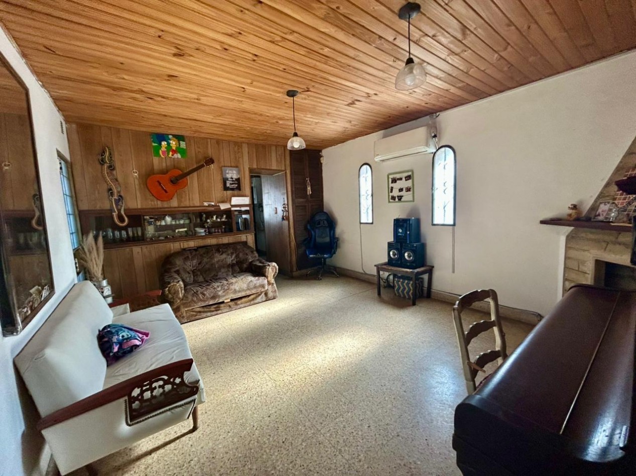 Amplia propiedad, 24 de septiembre 1200, planta alta y baja con acceso independientes! local comercial.