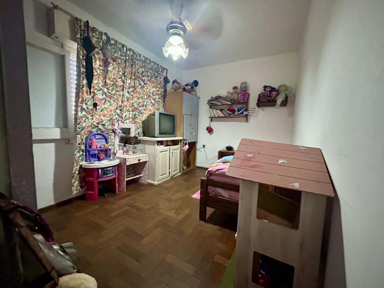 Amplia propiedad, 24 de septiembre 1200, planta alta y baja con acceso independientes! local comercial.