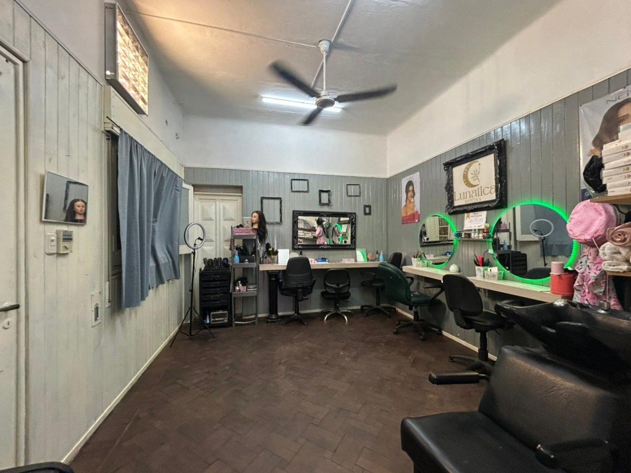 Amplia propiedad, 24 de septiembre 1200, planta alta y baja con acceso independientes! local comercial.