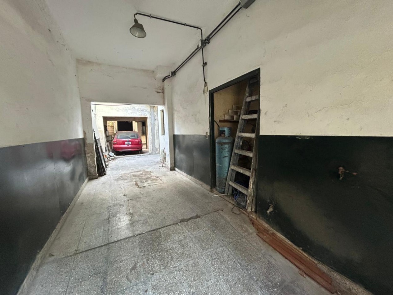 Amplia propiedad, 24 de septiembre 1200, planta alta y baja con acceso independientes! local comercial.