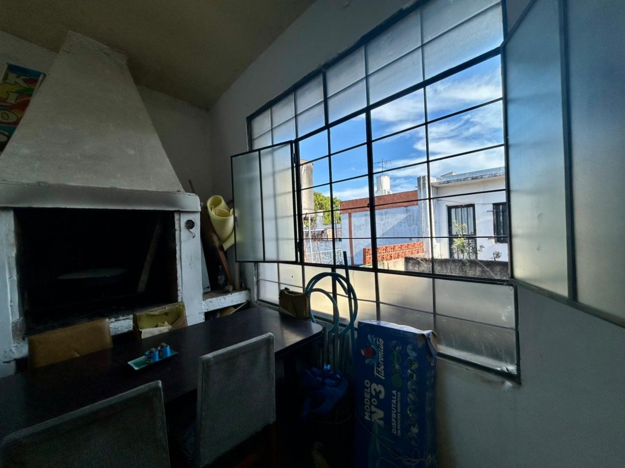 Amplia propiedad, 24 de septiembre 1200, planta alta y baja con acceso independientes! local comercial.