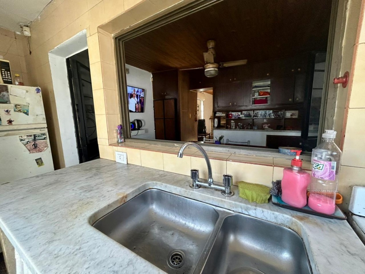 Amplia propiedad, 24 de septiembre 1200, planta alta y baja con acceso independientes! local comercial.