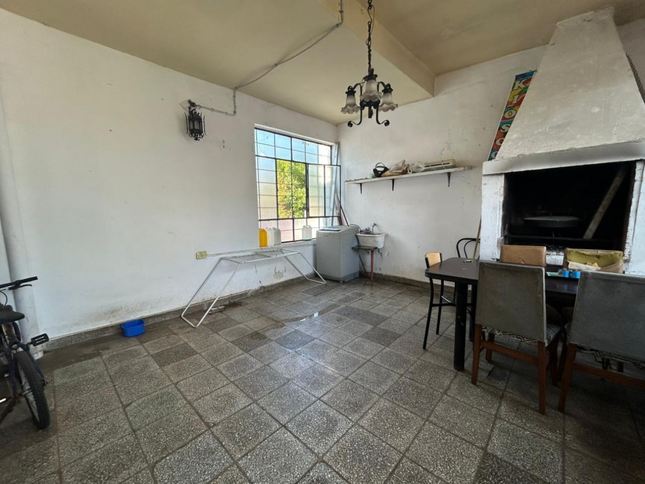 Amplia propiedad, 24 de septiembre 1200, planta alta y baja con acceso independientes! local comercial.