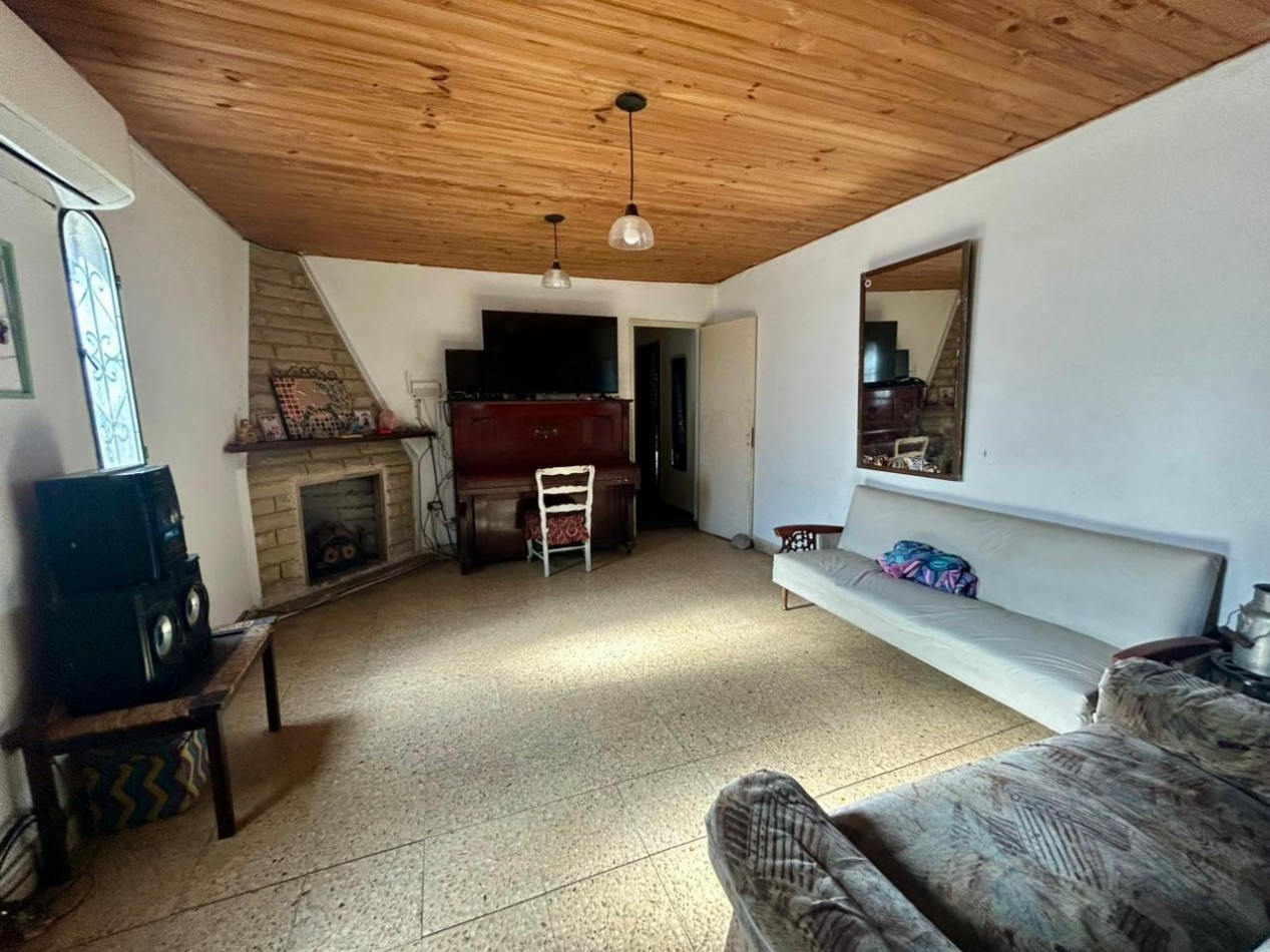 Amplia propiedad, 24 de septiembre 1200, planta alta y baja con acceso independientes! local comercial.