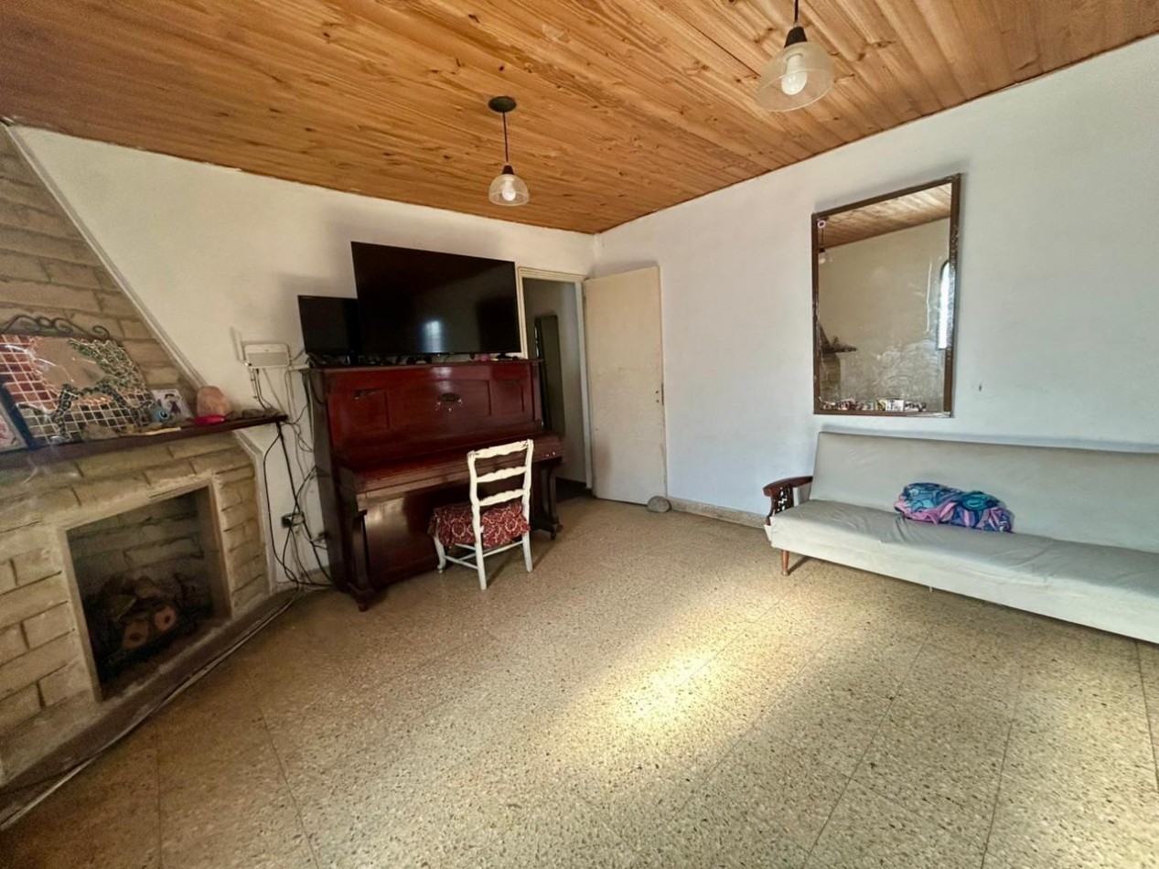 Amplia propiedad, 24 de septiembre 1200, planta alta y baja con acceso independientes! local comercial.