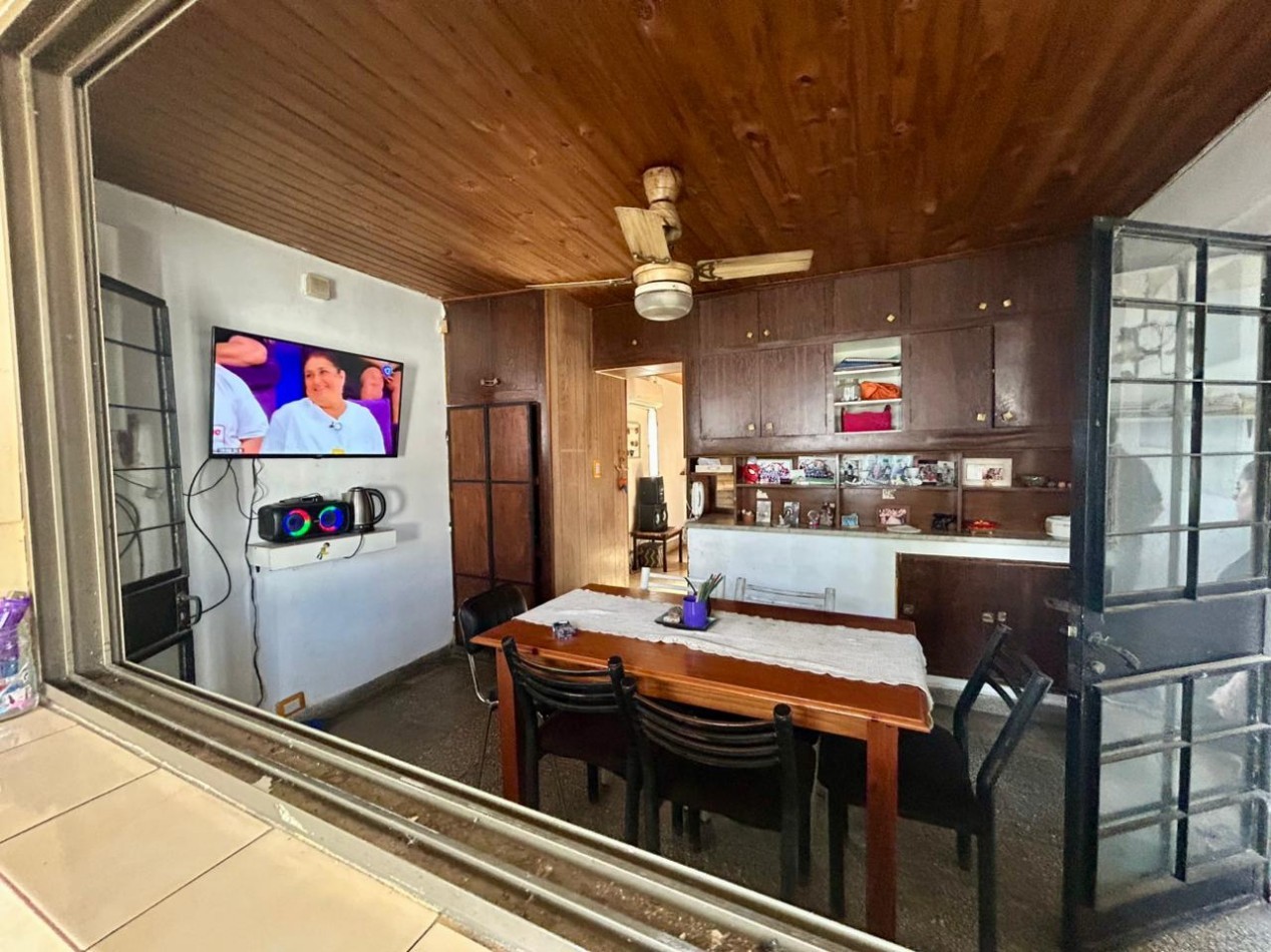 Amplia propiedad, 24 de septiembre 1200, planta alta y baja con acceso independientes! local comercial.