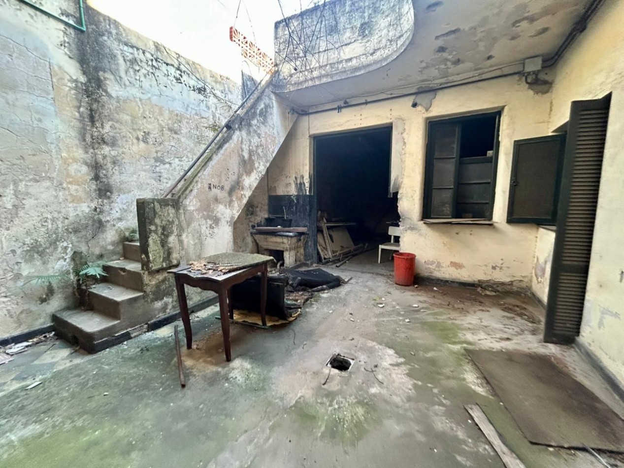 Amplia propiedad, 24 de septiembre 1200, planta alta y baja con acceso independientes! local comercial.