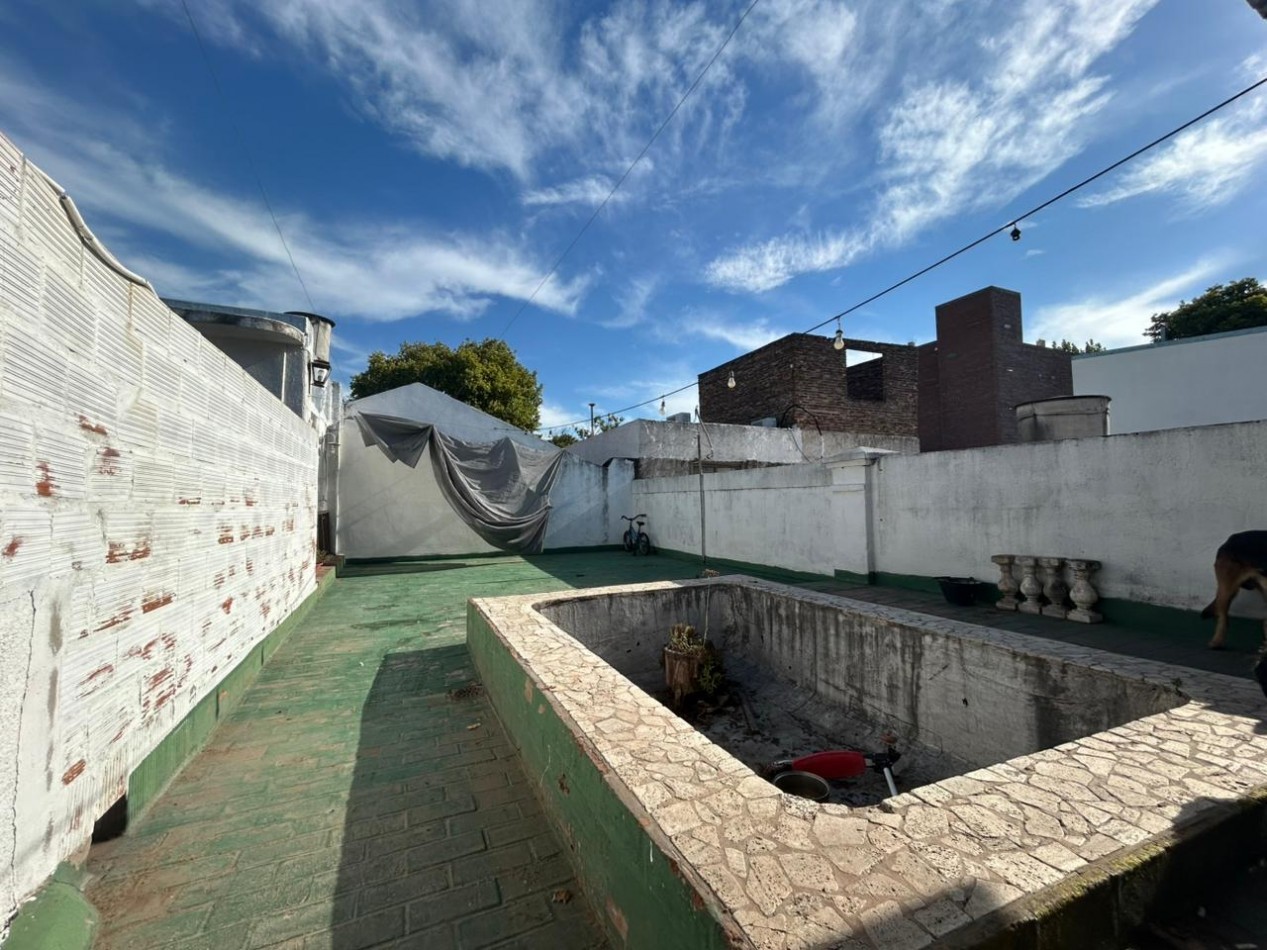 Amplia propiedad, 24 de septiembre 1200, planta alta y baja con acceso independientes! local comercial.