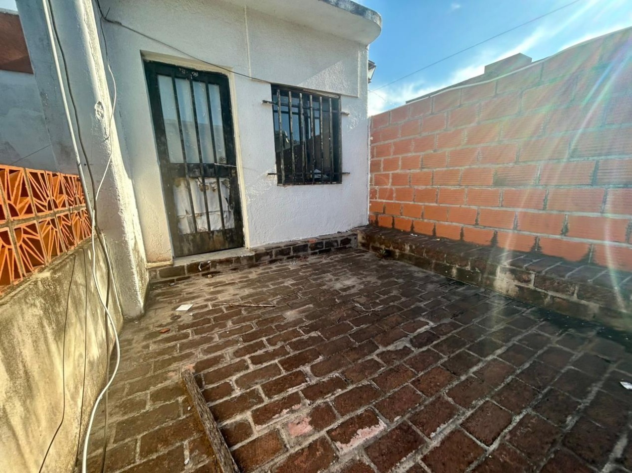 Amplia propiedad, 24 de septiembre 1200, planta alta y baja con acceso independientes! local comercial.