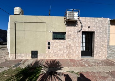 Amenabar 3200, casa de dos dormitorios, y patio con ingreso para vehiculo. 