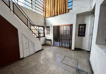 España 1800, interno, 4 dormitorios, pequeño patio. Excelente Ubicacion. PERMUTAS
