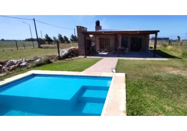 Altos de Piñero, 300 m2, dos dormitorios, galeria, pileta. 