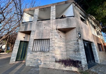 Garay 1700, esquina italia, 2 dormitorios, cochera, dos plantas.