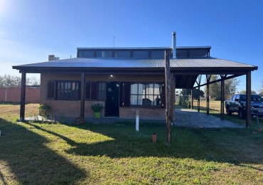 Pueblo Esther, calle Ancona, barrio abierto, dos dormitorios, pileta, lote de 486 m2.