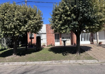 Muñoz, calle 1ro de mayo 100, 2 dormitorios, galeria, terreno amplio 