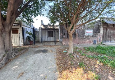 Neuquen 5900, posibilidad dos propiedades, 3 dormitorios, patio pequeño parrillero.