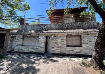 Barcelona 4700, amplia casa a refaccionar de 4 dormitorios, ideal inversion.