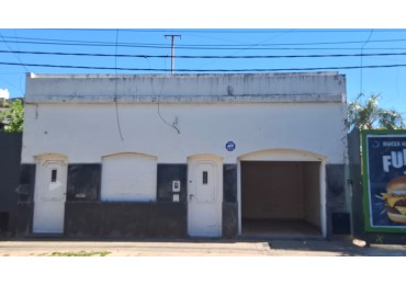 Reconquista al 900, excelente zona, casa amplia de 3 dormitorios, con oficina.