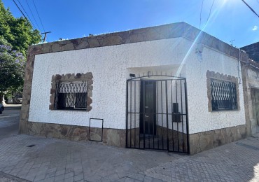 Ayolas y Chacabuco, dos propiedades, lote de 150 m2, cochera.