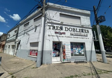 Corrientes 4400, esquina, 2 propiedades, casa en planta alta mas comercio en planta baja. 