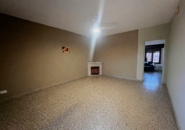 Casa planta baja dos dormitorios, patio, Virasoro 1500.