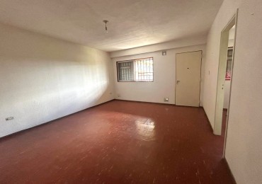 España 2900, departamento amplio, 2 dormitorios, cocina separada.