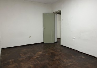 Zeballos 1900, departamento de 2 dormitorios, segundo piso al frente.